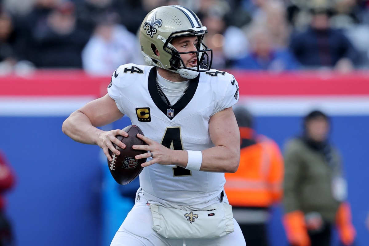 New Orleans Saints quarterback Derek Carr (4) drops back to pass against the New York Giants during the first quarter at MetLife Stadium.