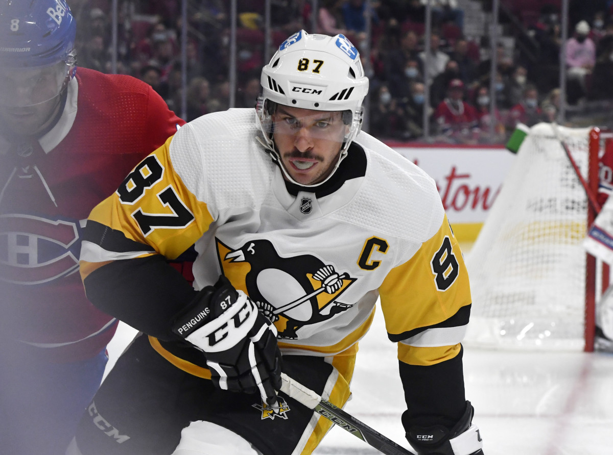 Pittsburgh Penguins forward Sidney Crosby (87) tracks the puck against the Montreal Canadiens at the Bell Centre.