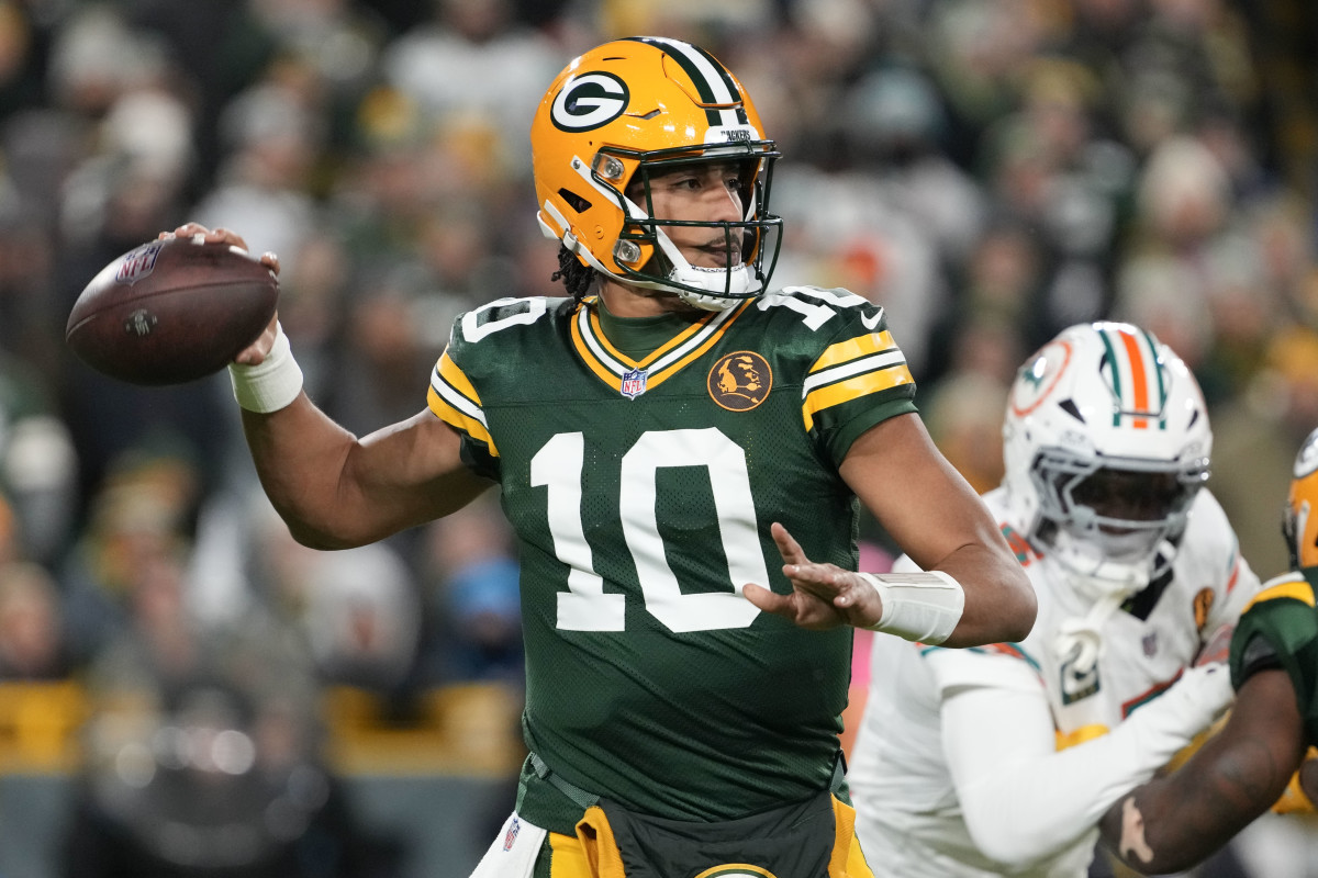 Green Bay Packers quarterback Jordan Love (10) throws a pass during the first quarter against the Miami Dolphins at Lambeau Field.