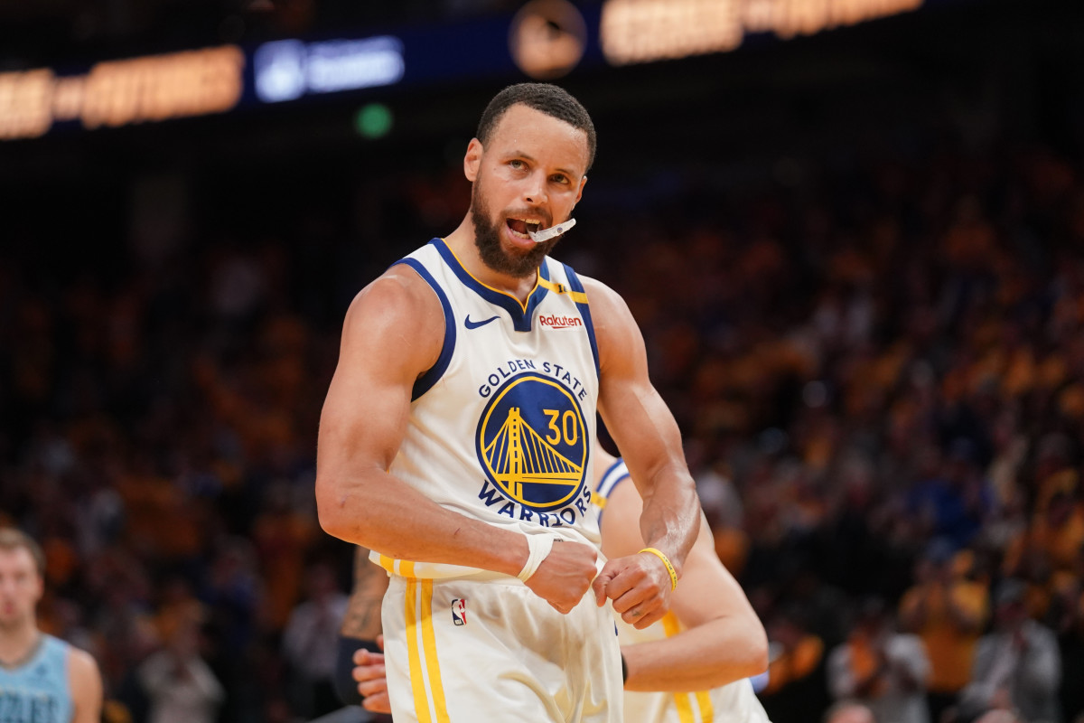 Golden State Warriors guard Stephen Curry flexes after making a free throw against the Memphis Grizzlies at the Chase Center.