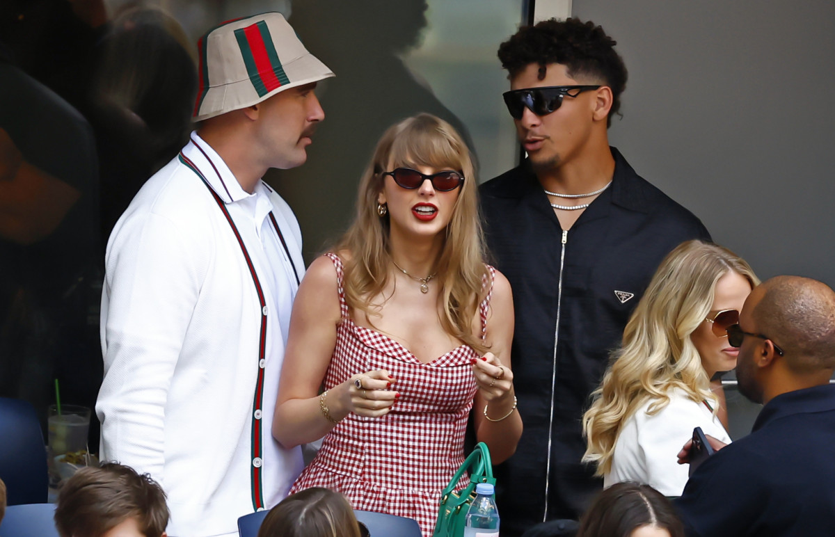 "She Did What?!" Taylor Swift Just Gave Patrick Mahomes $15,000 (Video) 2 Recording artist Taylor Swift, Kansas City Chiefs tight end Travis Kelce, and quarterback Patrick Mahomes look on in the men’s singles final of the 2024 U.S. Open tennis tournament.Mike Frey-Imagn Images