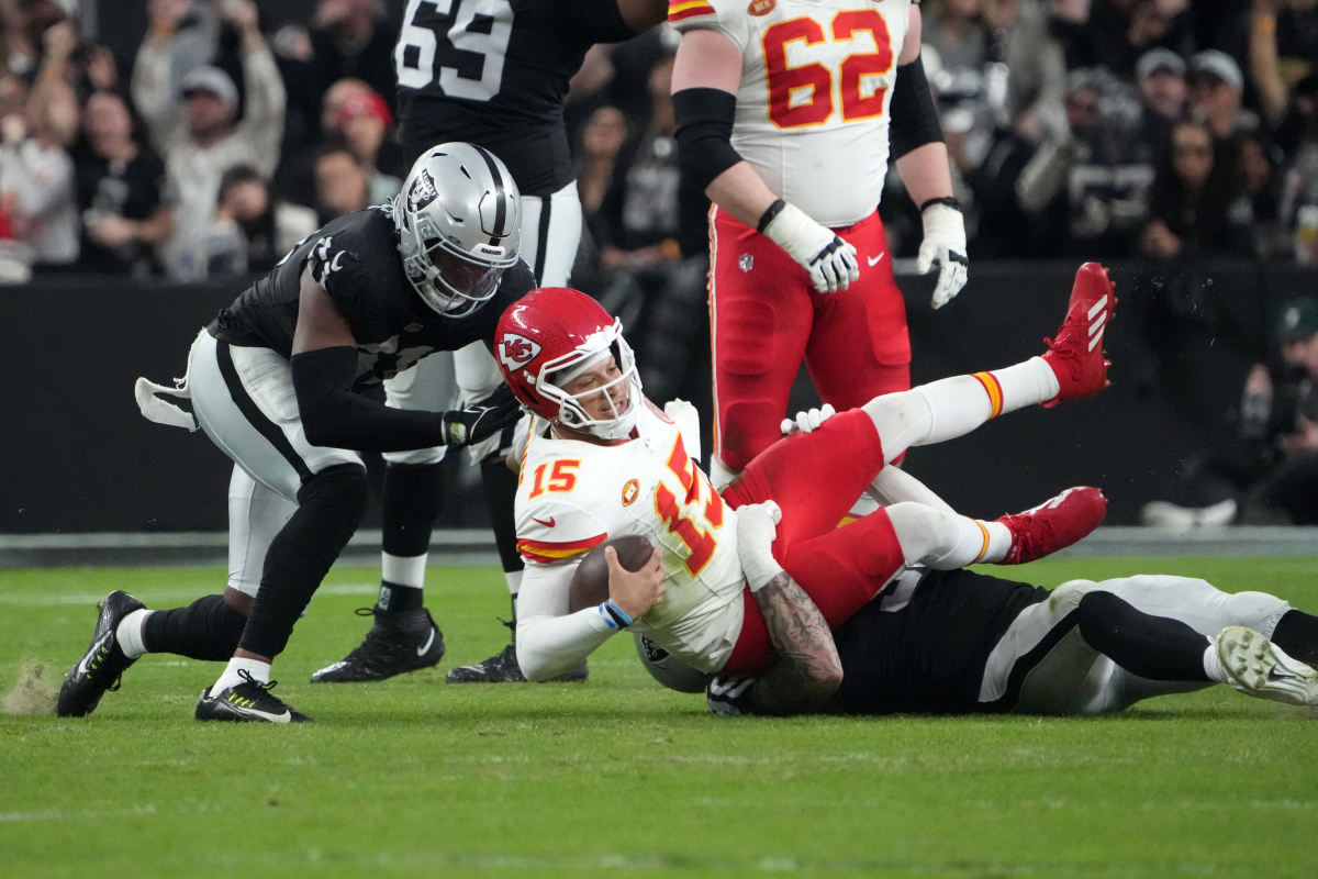 Las Vegas Raiders DE Maxx Crosby (98) and Malcolm Koonce (51).