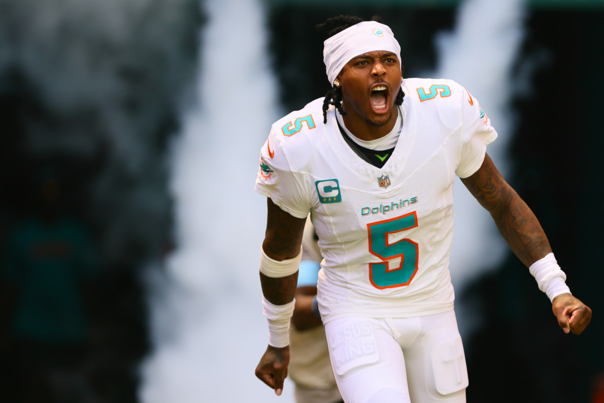 Miami Dolphins CB Jalen Ramsey takes the field before a game against the Jacksonville Jaguars. Sam Navarro-Imagn Images