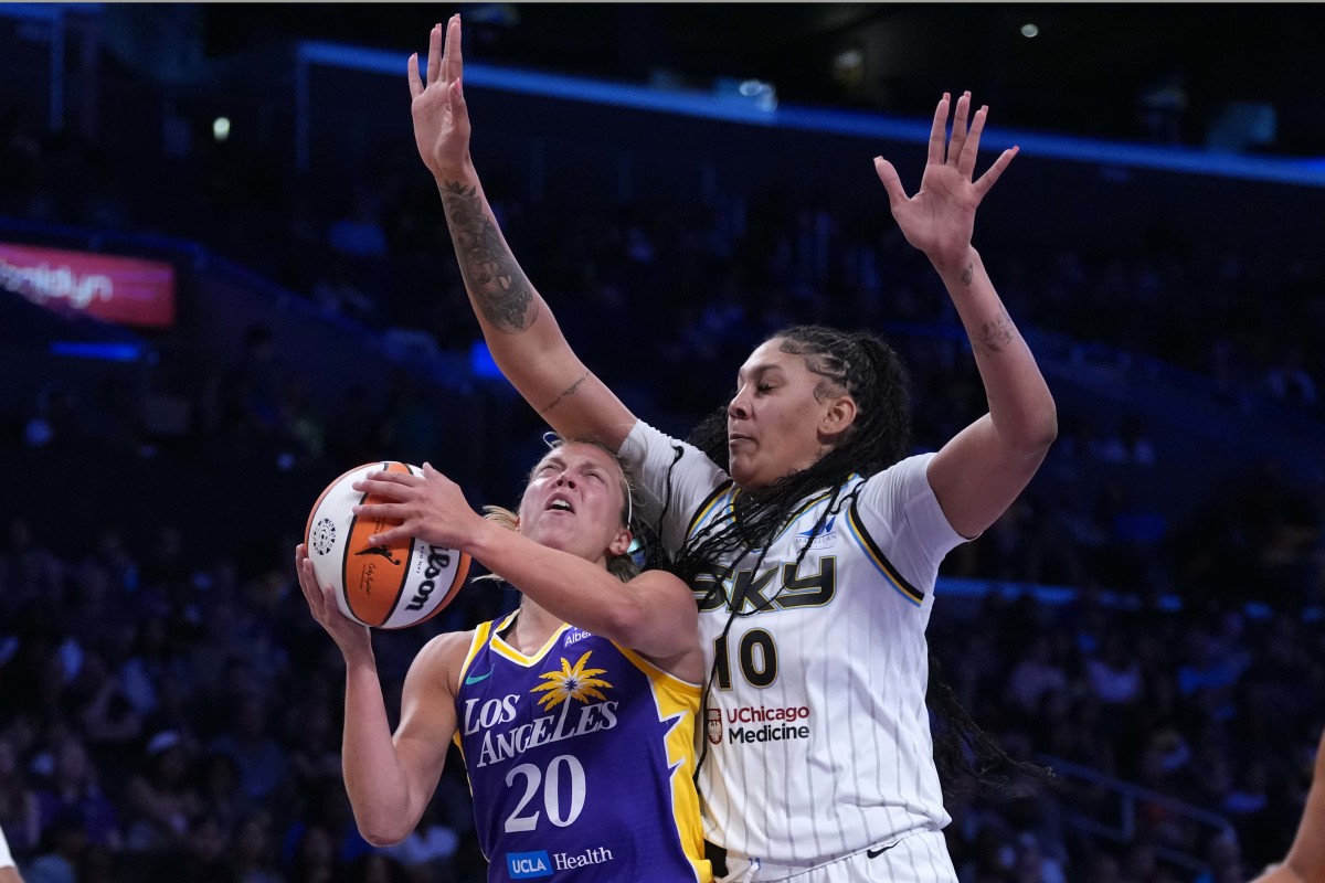 Chicago Sky forward Kamilla Cardoso (10).