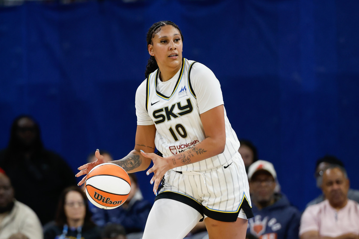 Chicago Sky forward Kamilla Cardoso (10).