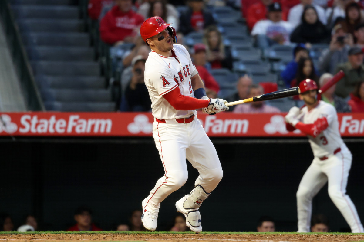 Los Angeles Angels right fielder Mike Trout (27).