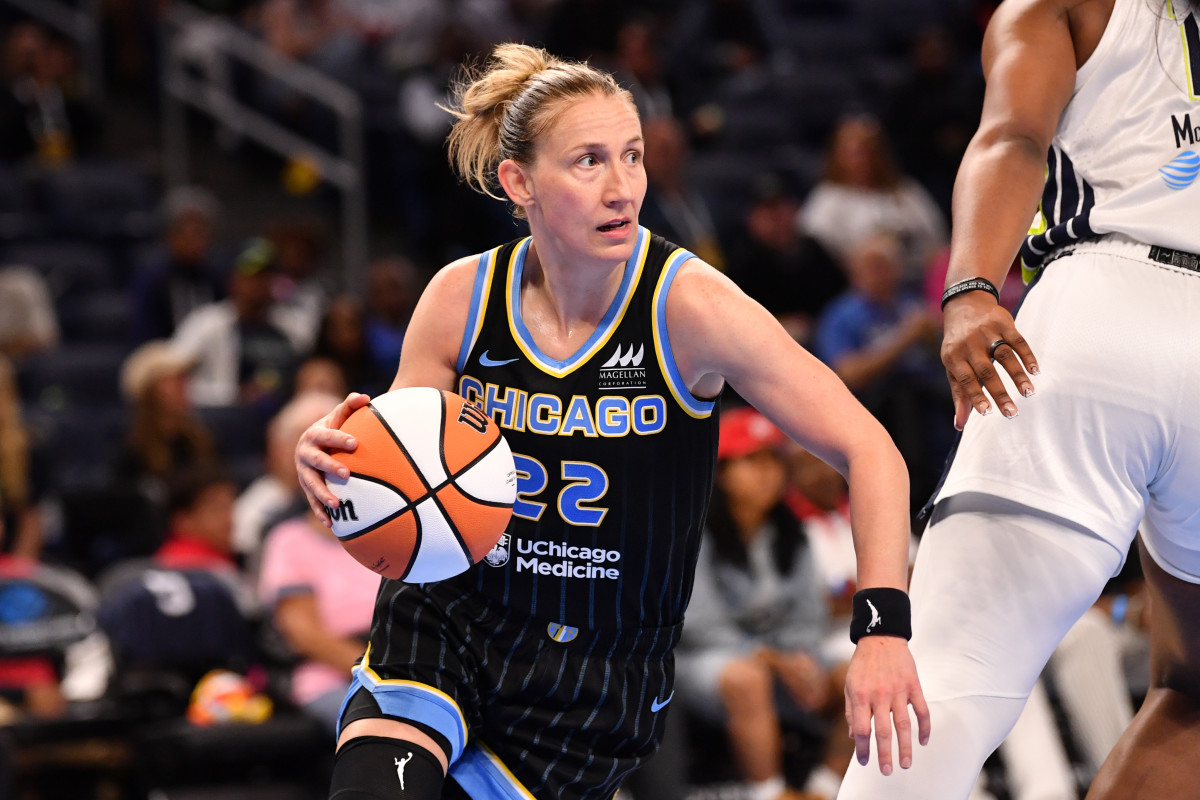 Chicago Sky guard Courtney Vandersloot (22).