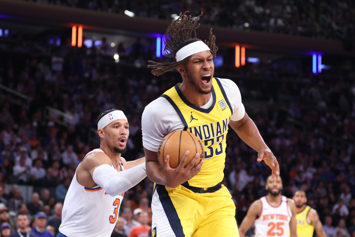 Ngày 23 tháng 5 năm 2025; New York, New York, Hoa Kỳ; Trung phong Myles Turner (33) của Indiana Pacers kiểm soát bóng bật lại trước hậu vệ Josh Hart (3) của New York Knicks trong hiệp một trong trận đấu thứ hai của trận chung kết miền Đông cho Vòng loại trực tiếp NBA 2025 tại Madison Square Garden. Tín dụng bắt buộc: Wendell Cruz-Imagn Images  