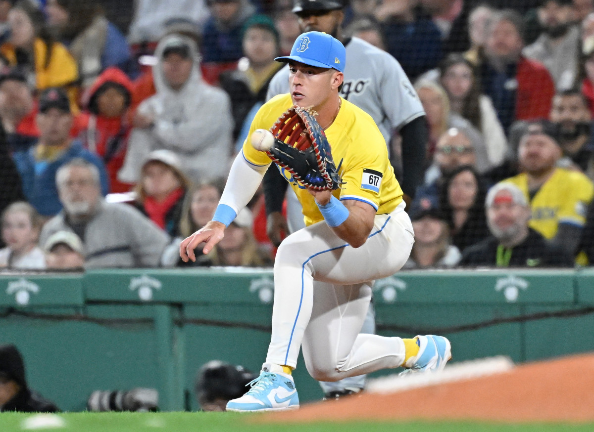Boston Red Sox first baseman Romy Gonzalez (23) makes a catch for an out against the Chicago White Sox during the sixth inning at Fenway Park.