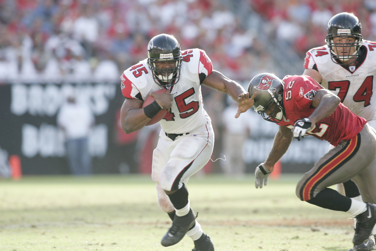 Former Falcons RB T.J. Duckett runs the ball against the Tampa Bay Buccaneers. Imagn Images (©) Copyright 2004 by Preston Mack