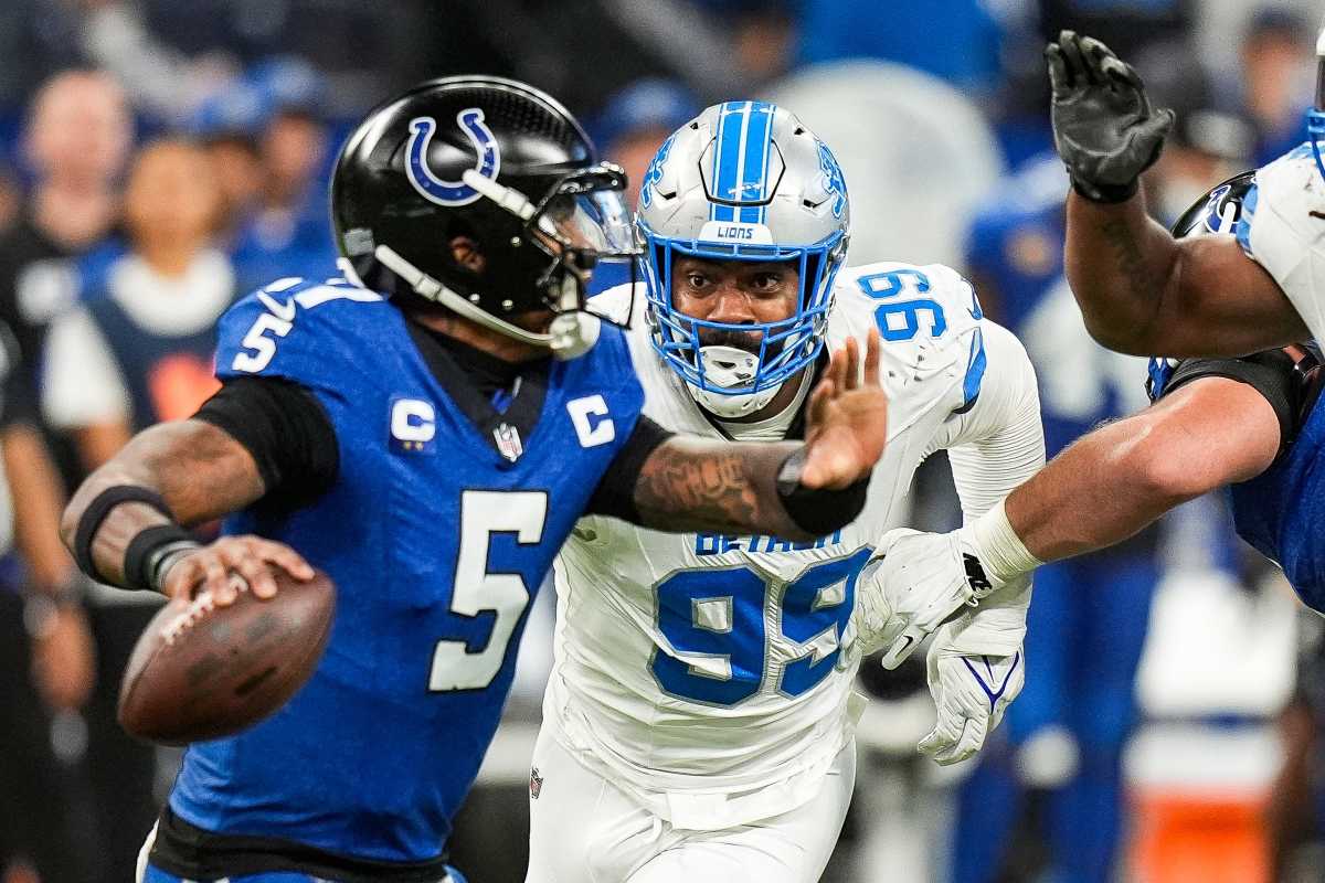 Za'Darius Smith chases Anthony Richardson.