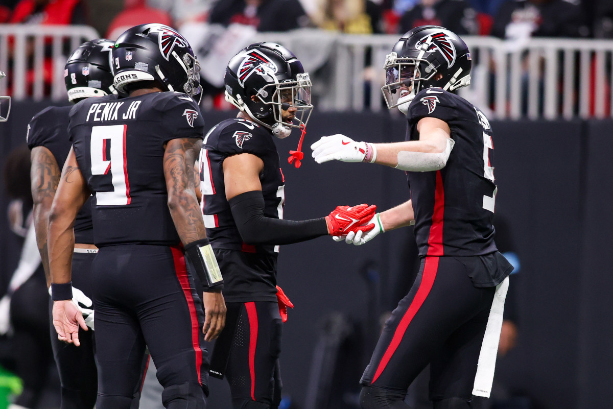 Falcons WR Drake London celebrates a TD with teammates against the Carolina Panthers. Brett Davis-Imagn Images