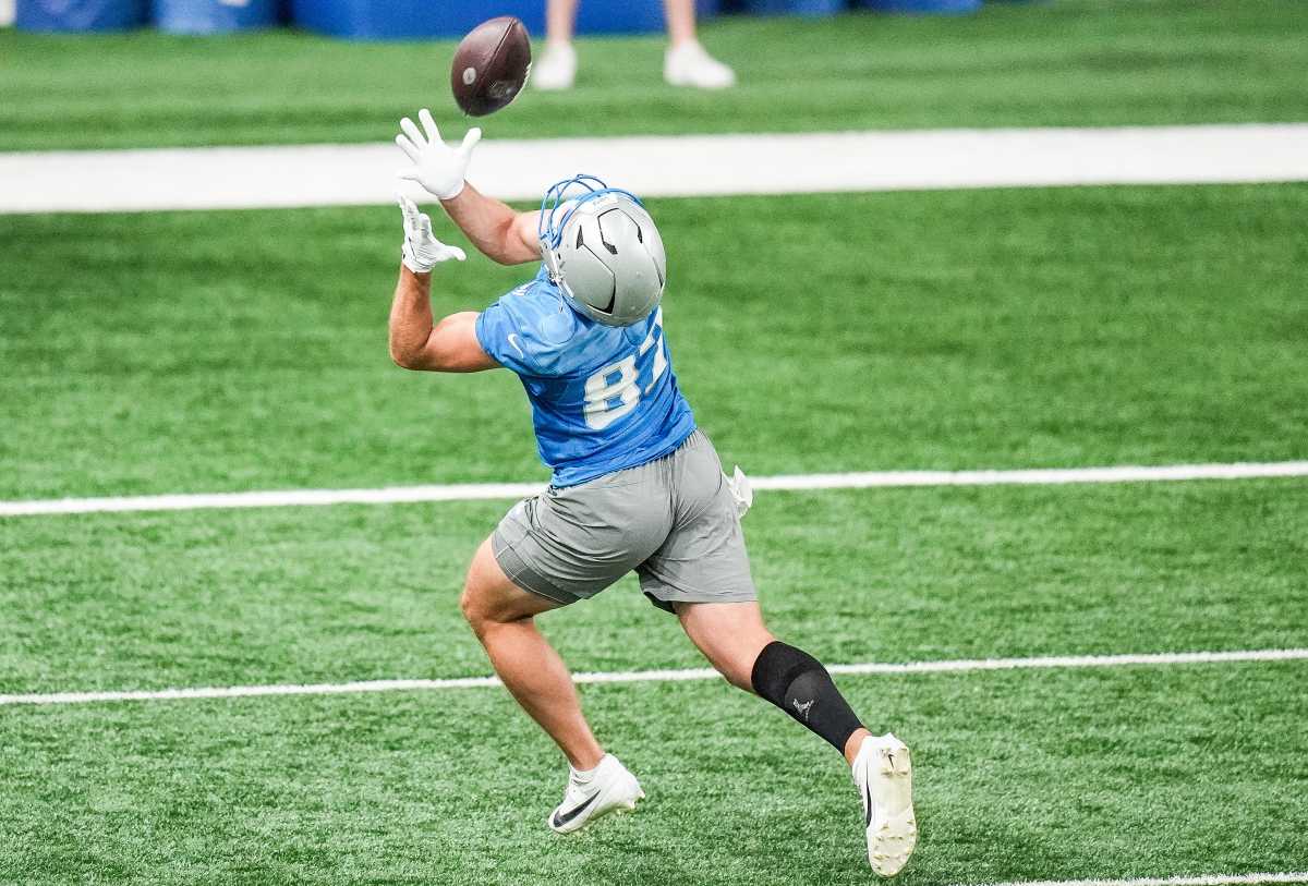 Sam LaPorta makes a catch in practice.