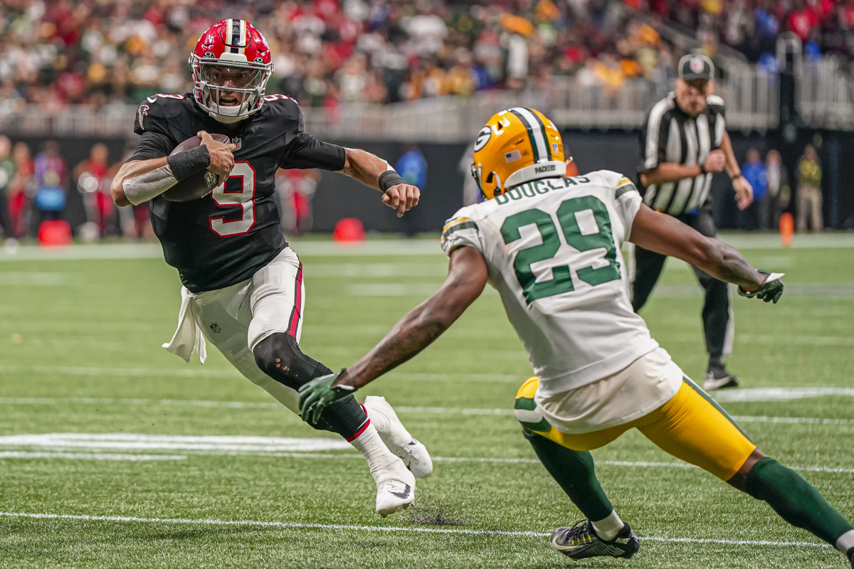 Former Atlanta Falcons QB Desmond Ridder (9) runs against former Green Bay Packers CB Rasul Douglas (29) to score a touchdown