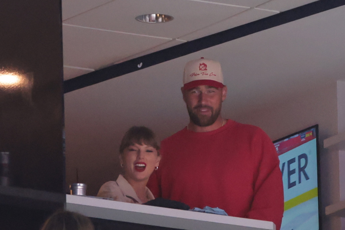 NHL Reporter's Strong Message on Taylor Swift and Travis Kelce's Stanley Cup Final Appearance  - Athlon Sports