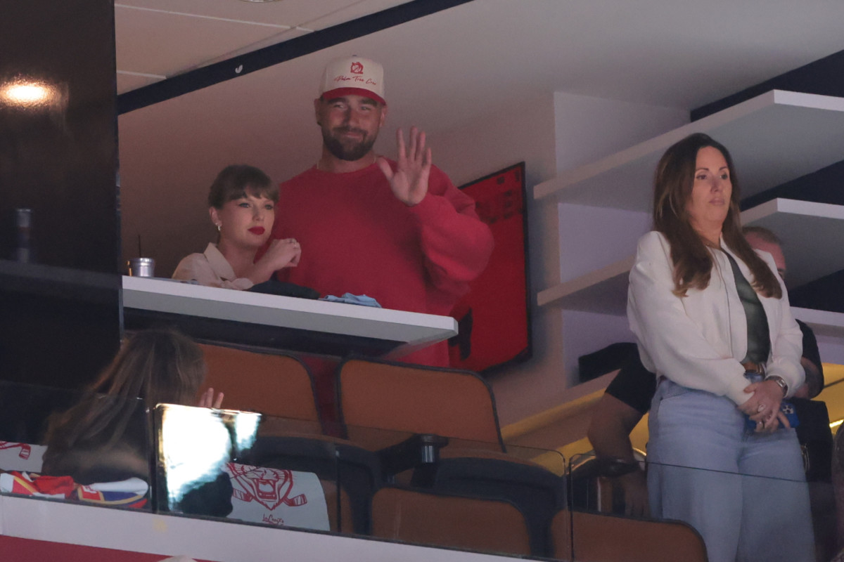 Taylor Swift and Chiefs TE Travis Kelce are in attendance during the game between the Oilers and the Panthers.