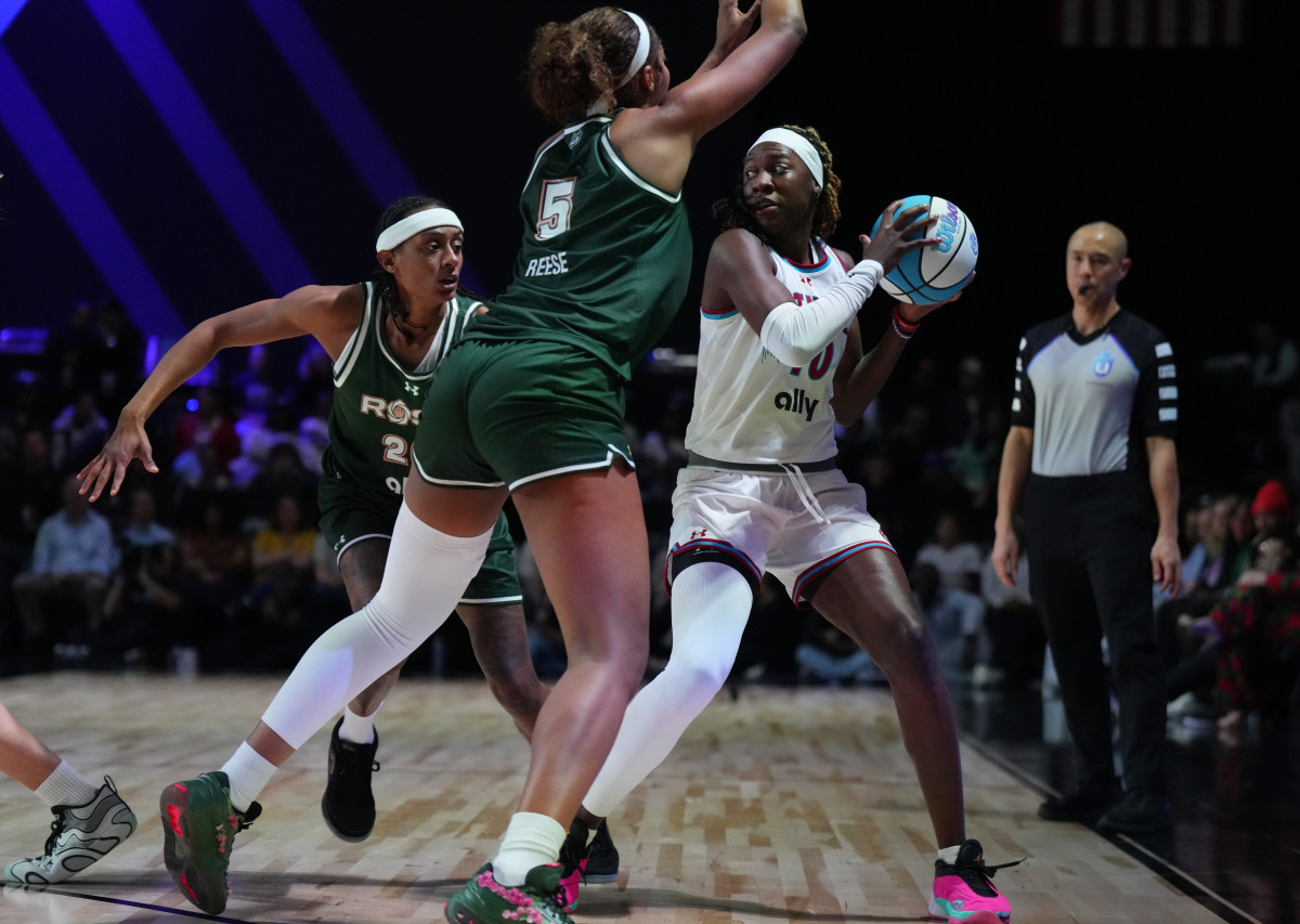 Chicago Sky forward Angel Reese (5) and Washington Mystics guard Brittney Sykes (20).