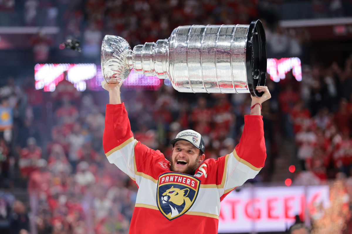 Florida Panthers Aleksander Barkov's Behavior With the Stanley Cup is Turning Heads - Athlon Sports