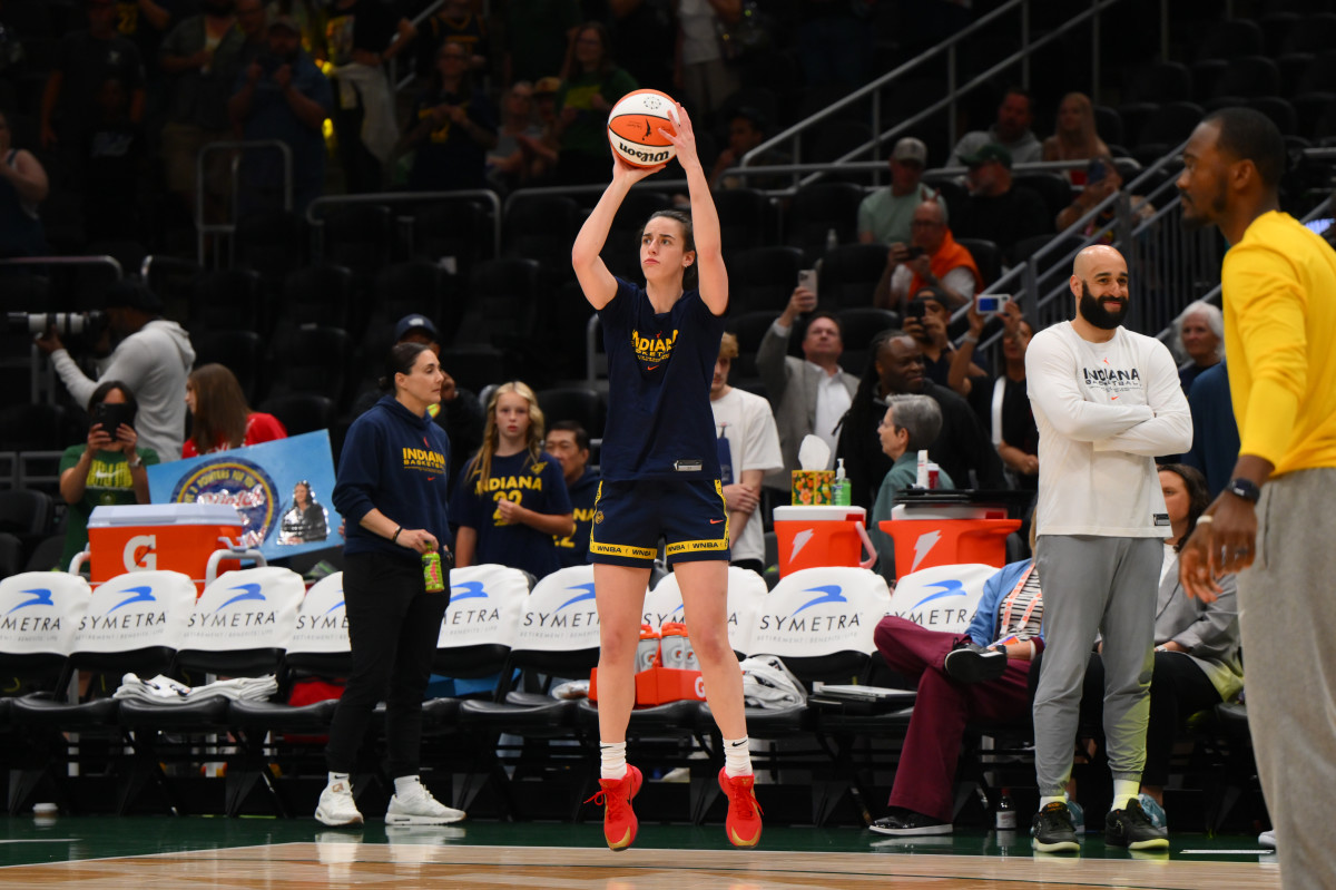 Indiana Fever guard Caitlin Clark (22)