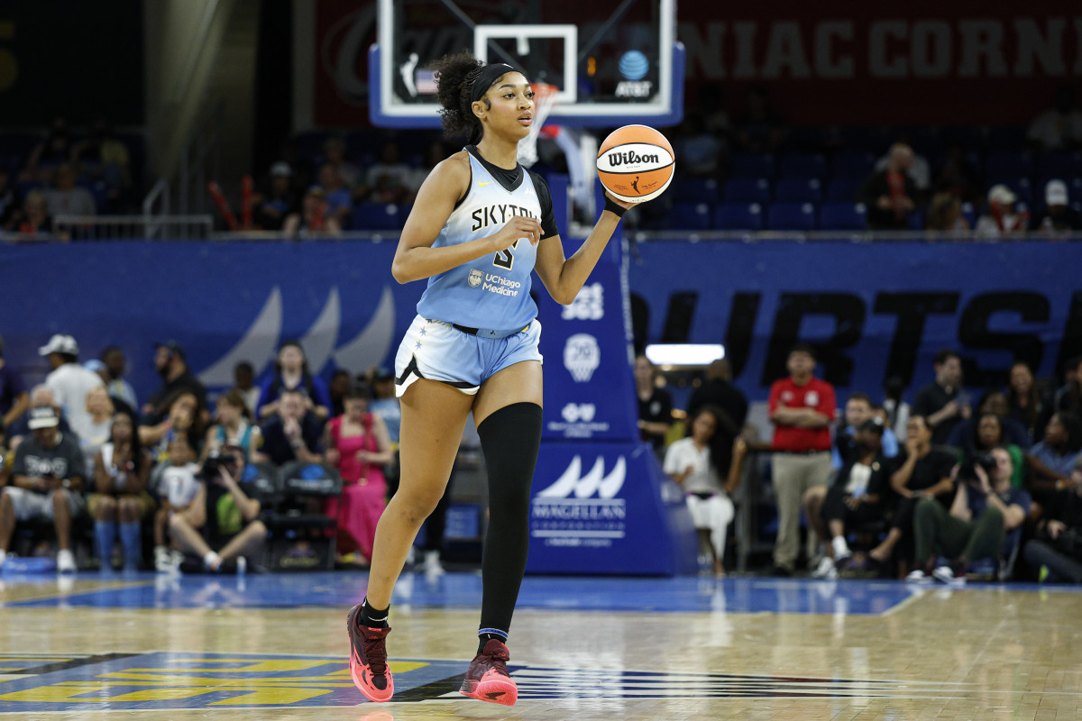 Chicago Sky forward Angel Reese (5).