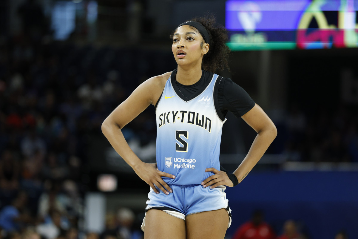Chicago Sky forward Angel Reese (5).