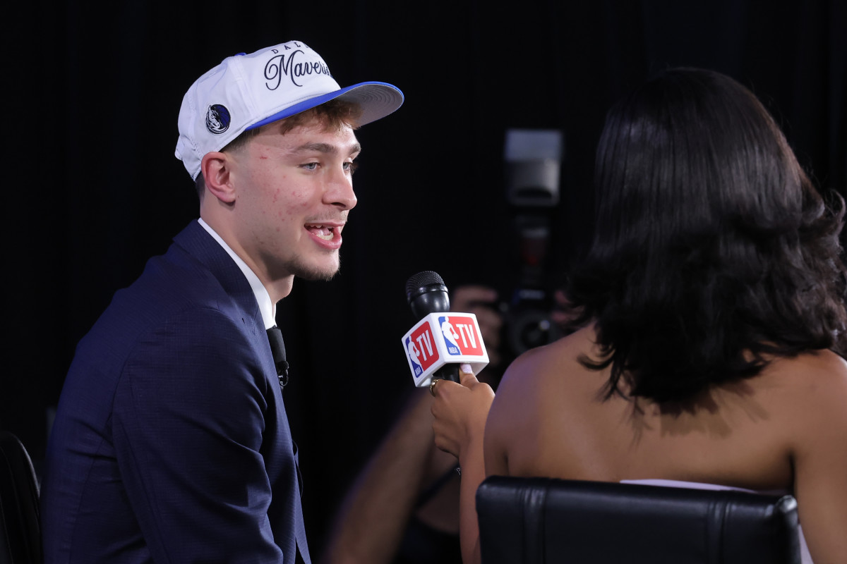 Cooper Flagg Is Getting Praised After Handshake Moment With Fellow Mavericks No. 1 Pick - Athlon Sports