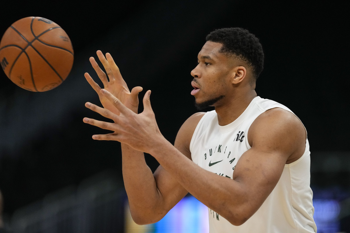 Bucks Dealt Concerning News on Giannis Antetokounmpo Ahead of NBA Free Agency - Athlon Sports