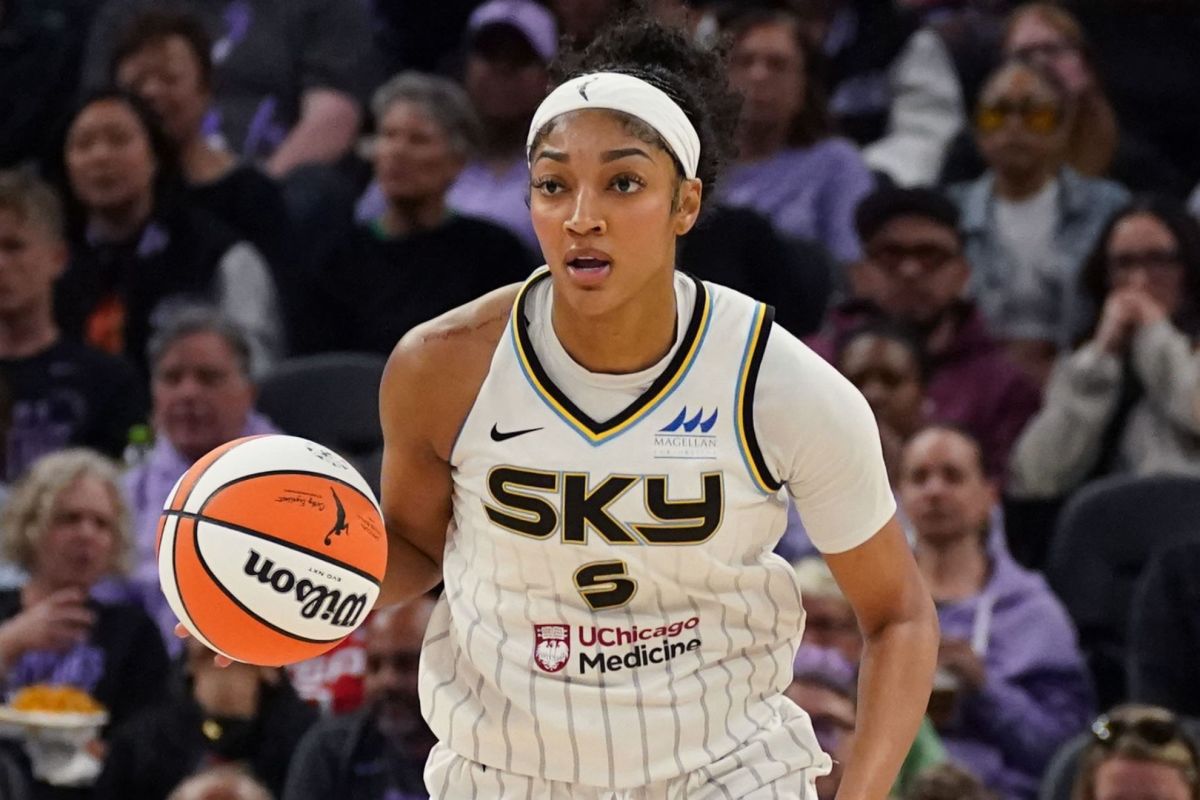 WNBA Legend Lisa Leslie Interacts With Angel Reese After Chicago Sky Game