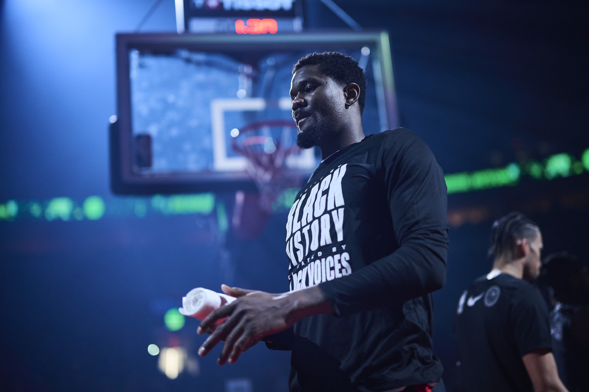 New Report on Deandre Ayton, Lakers After Buyout - Athlon Sports