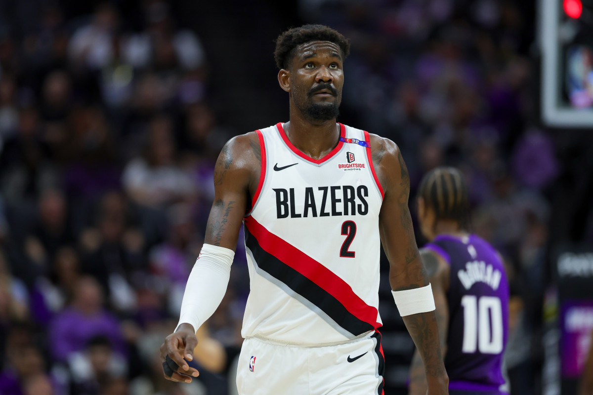 NBA World Reacts to Lakers' Bold New Center Signing - Athlon Sports