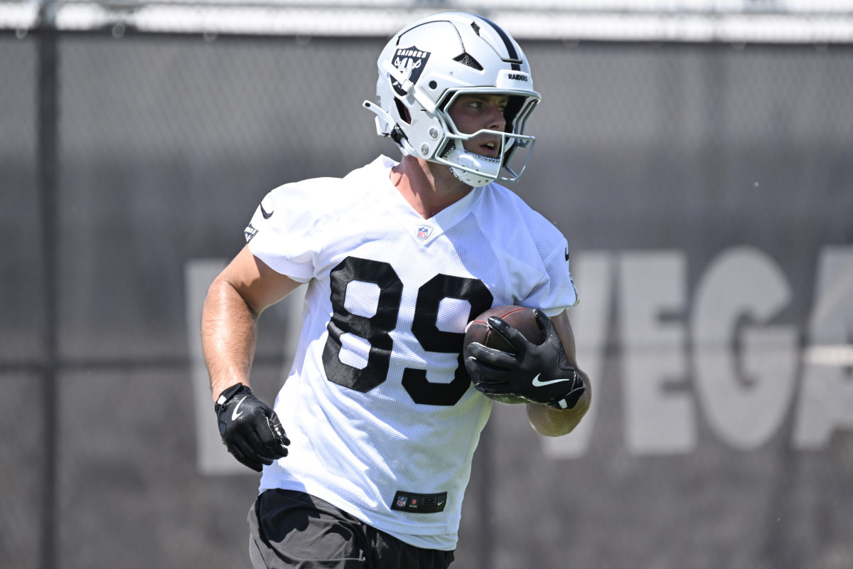 Brock Bowers Sends Strong Message on Raiders Rookie RB Ashton Jeanty - Athlon Sports