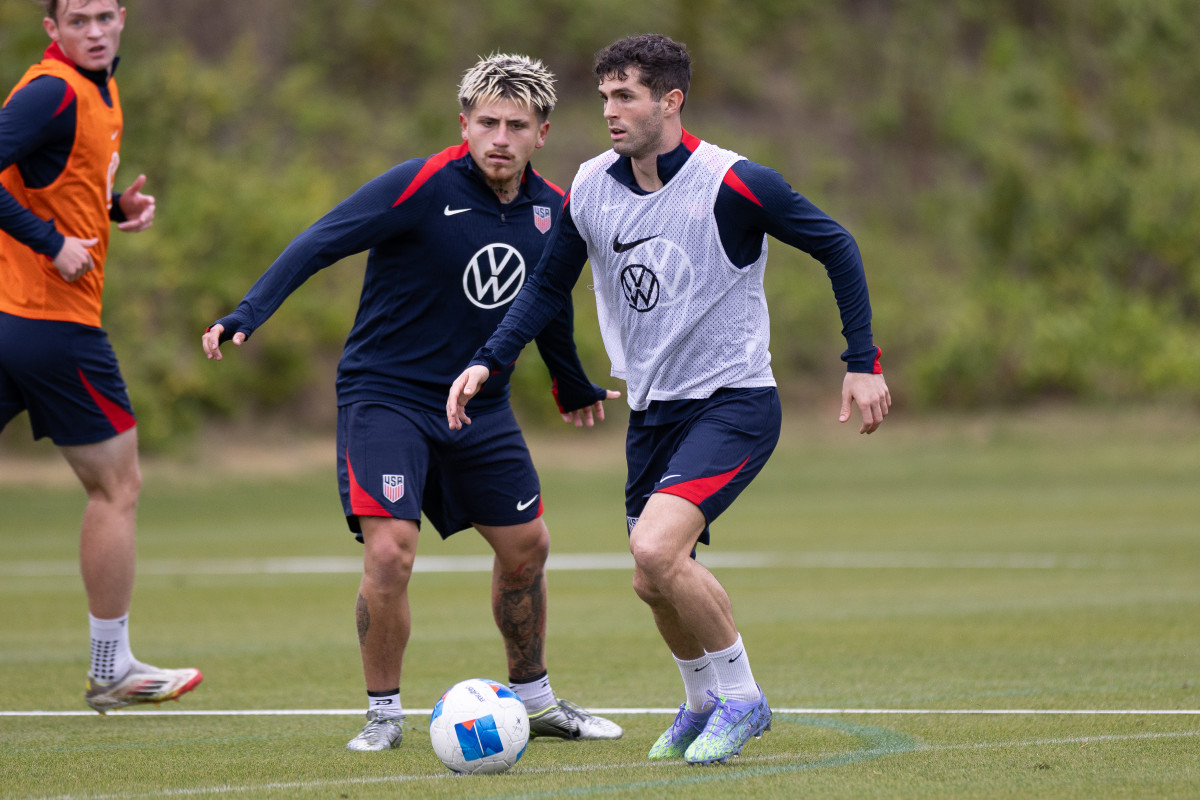 Diego Luna Sidelines Top USMNT - Diego Luna And Christian Pulisic Of The United States 