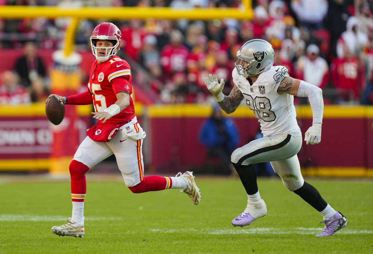 Kansas City Chiefs QB Patrick Mahomes (15) and Las Vegas Raiders DE Maxx Crosby (98).