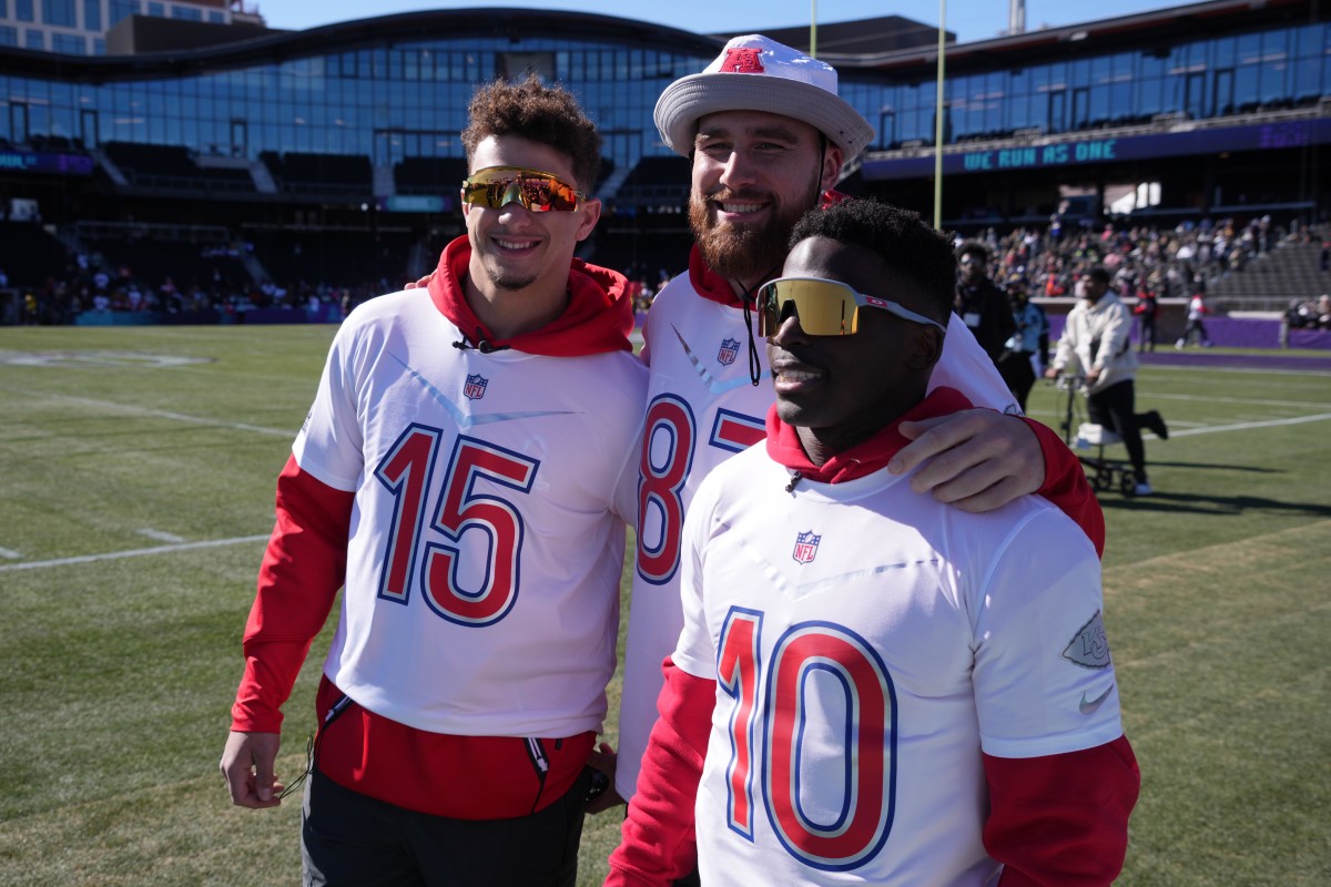 Patrick Mahomes, Travis Kelce and Tyreek Hill pose at the 2022 Pro Bowl.