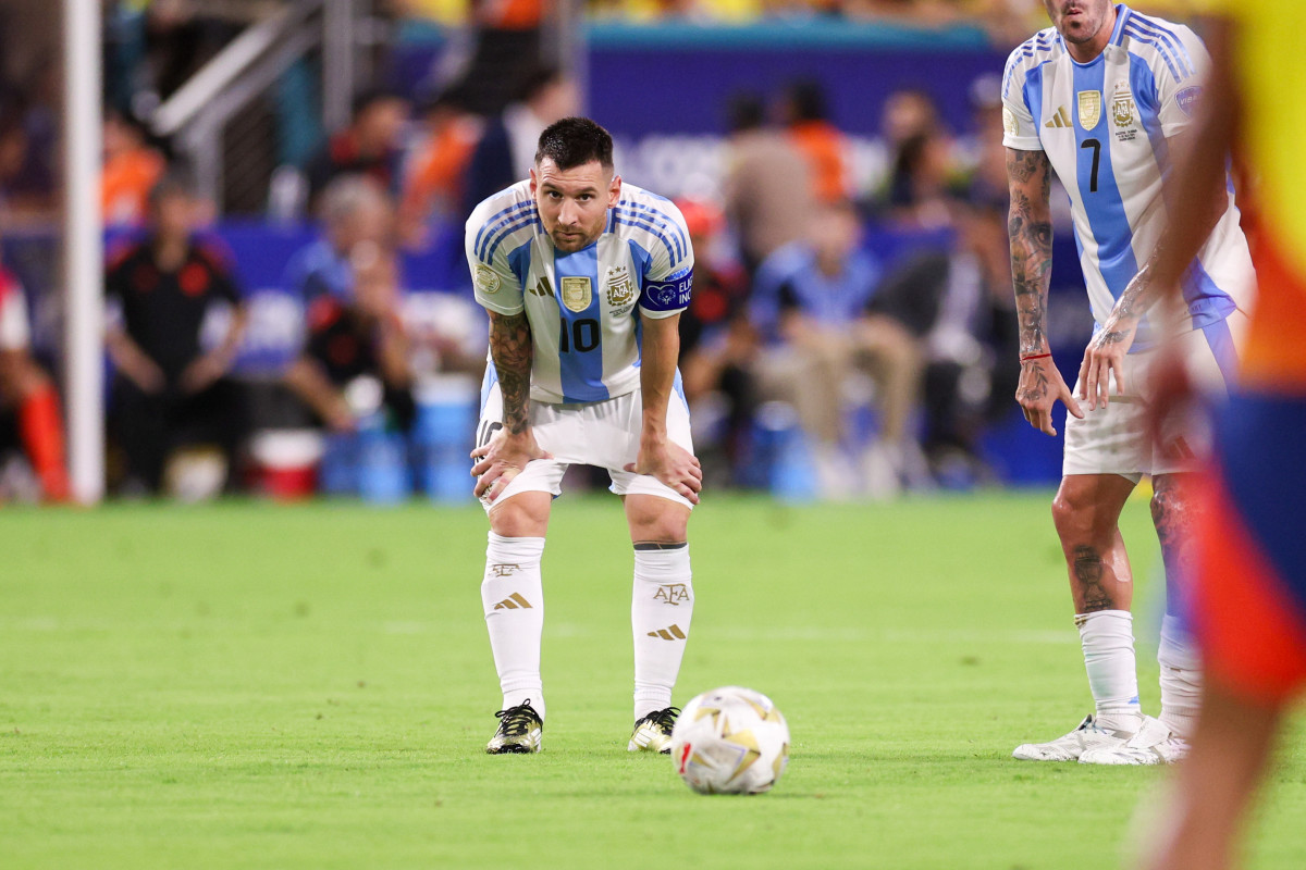 Everyone Noticed The Same Thing About Lionel Messi's Free Kick Against  Bolivia - Athlon Sports