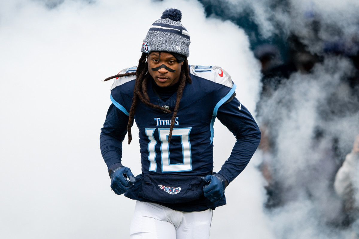 Tennessee Titans wide receiver DeAndre Hopkins (10)