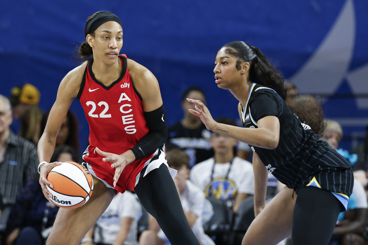 Aces superstar A'ja Wilson being defended by Sky rookie Angel Reese.