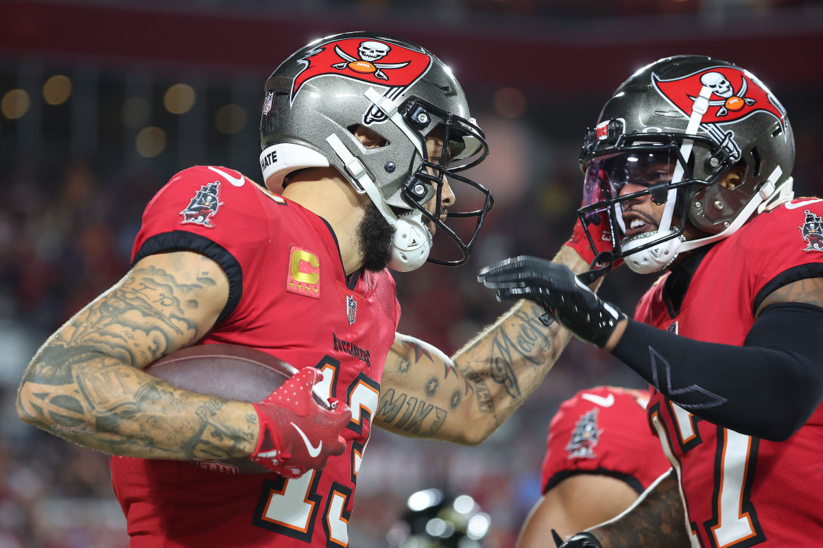 Tampa Bay Buccaneers' Mike Evans Climbs Walter Payton Man of the Year