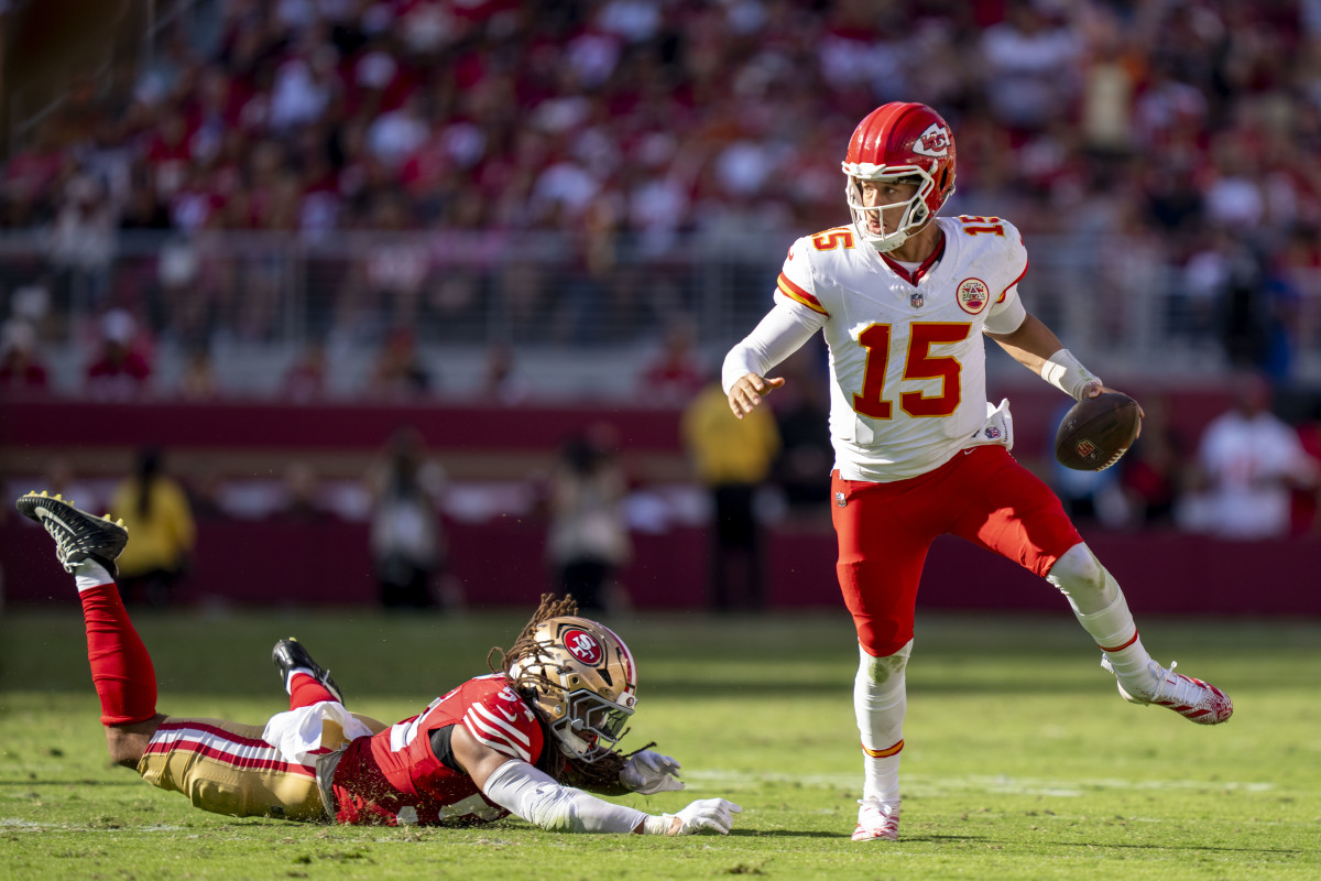 Ngôi sao của Chiefs, Patrick Mahomes, phải vật lộn với 49ers.