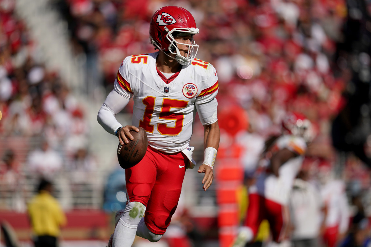 Chiefs star Patrick Mahomes scans the field against the 49ers.