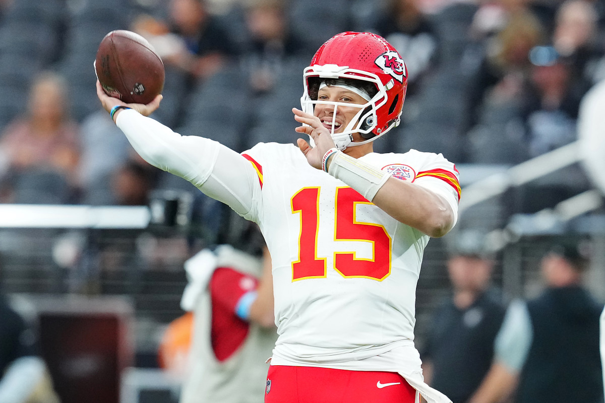 Kansas City Chiefs Lead Las Vegas Raiders 17-10 at Half - Athlon 