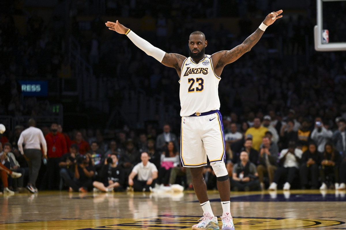 Los Angeles Lakers forward LeBron James (23)