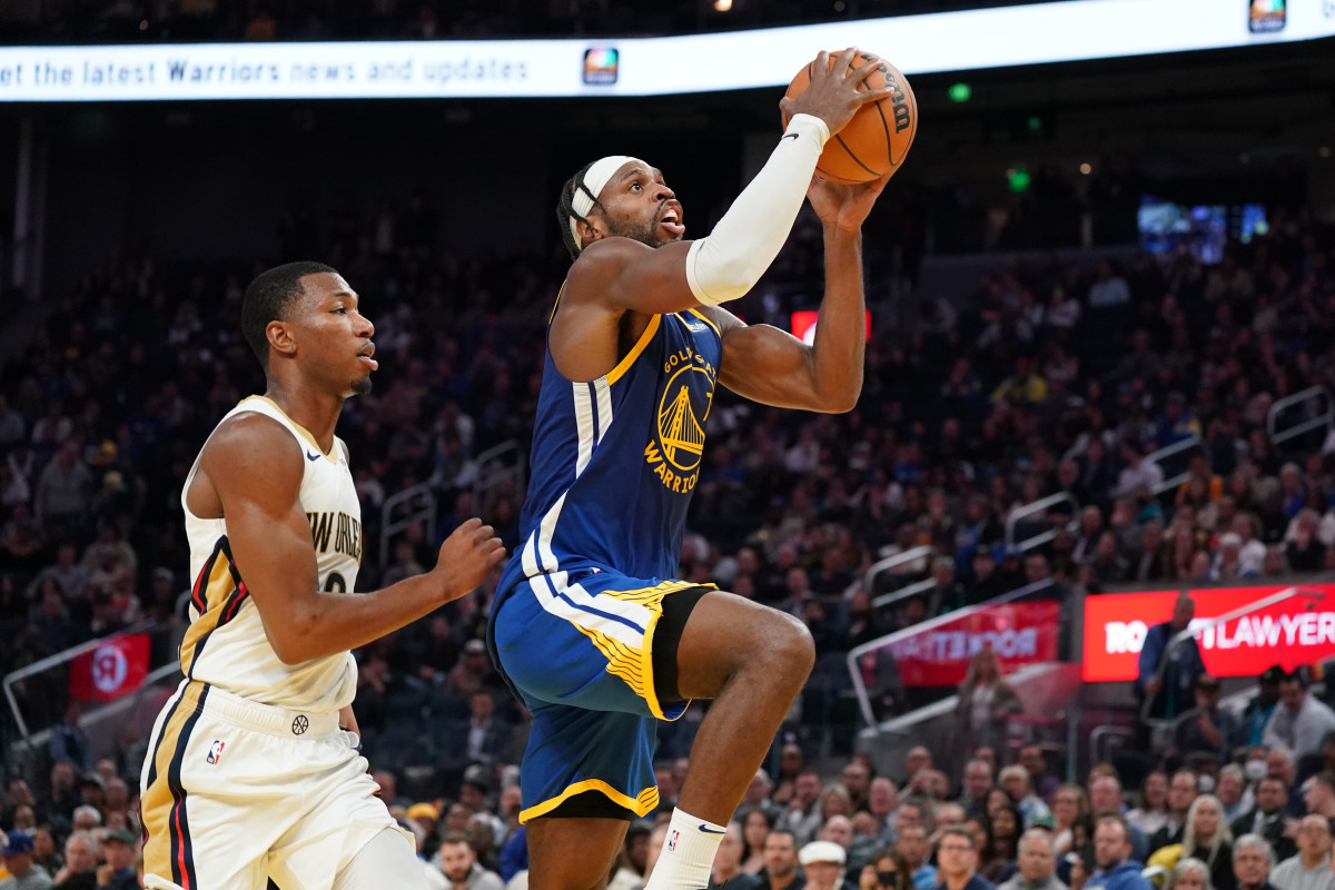 Ngày 30 tháng 10 năm 2024; San Francisco, California, Hoa Kỳ; Hậu vệ Buddy Hield (7) của Golden State Warriors lái bóng chống lại tiền đạo Jamal Cain (8) của New Orleans Pelicans trong hiệp thứ tư tại Chase Center. Tín dụng bắt buộc: David Gonzales-Imagn Images