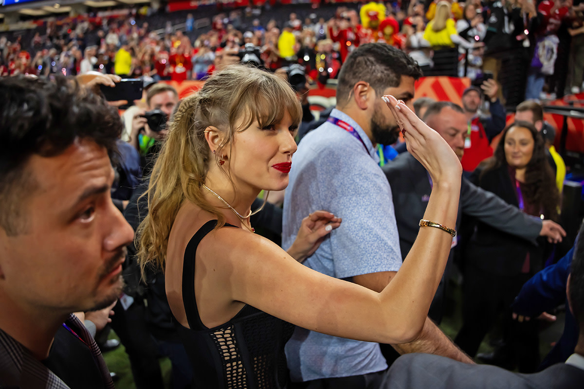 Taylor Swift Decides Between Attending Chiefs 'MNF' Game, Kamala Harris  Rally - Athlon Sports