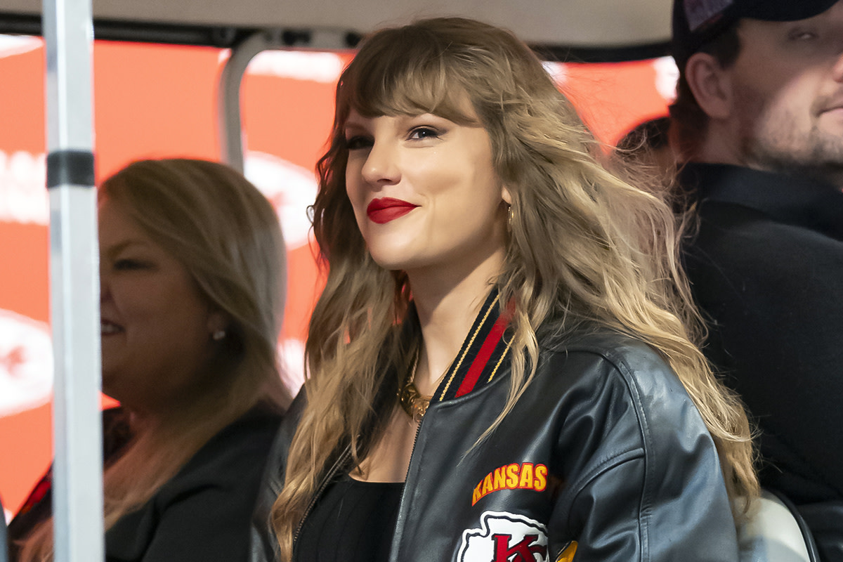 Taylor Swift and her mom, Andrea Swift, arrive to Arrowhead Stadium on Nov. 4, 2024.