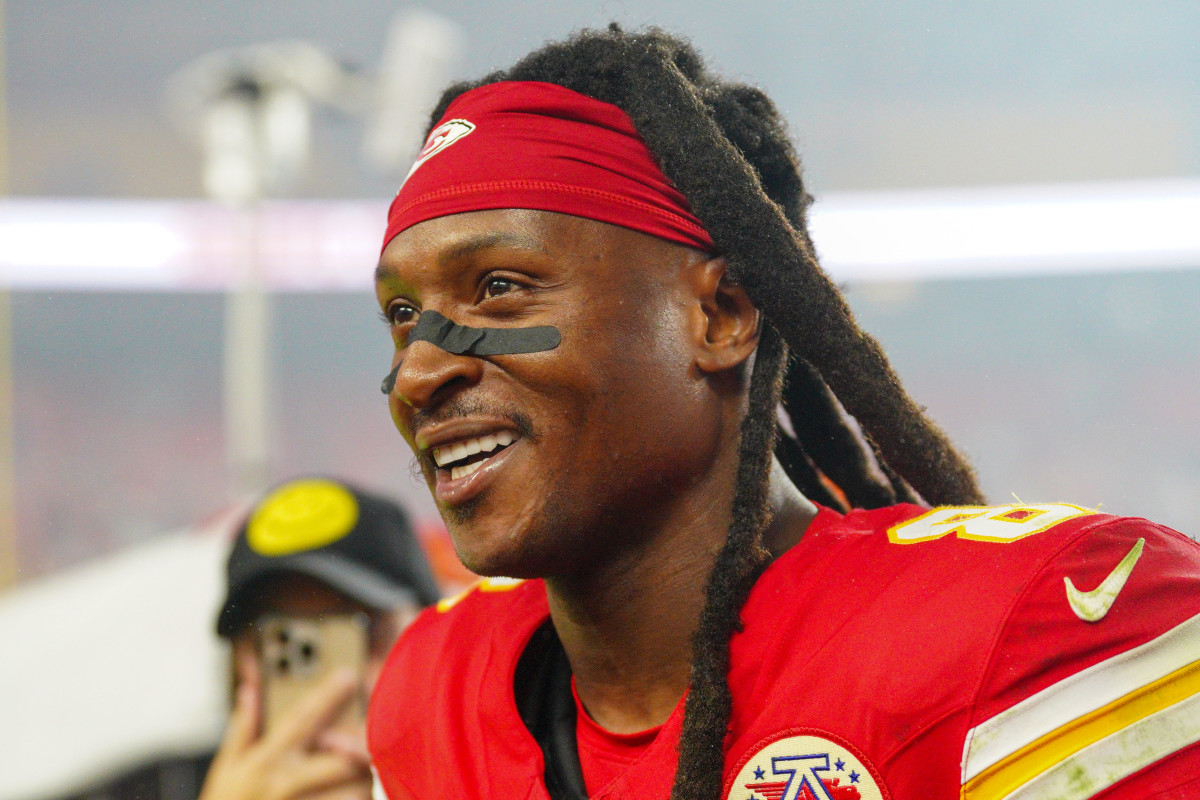 BREAKING: Chiefs Star DeAndre Hopkins Re-Signs, Urges Fans to Support His Journey in Kansas City. nhathung