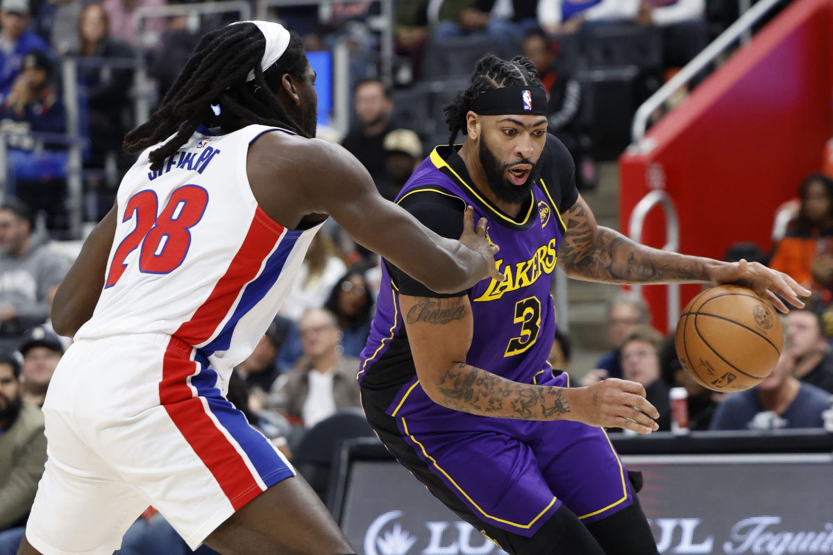 Los Angeles Lakers forward Anthony Davis against Detroit Pistons center Isaiah Stewart.