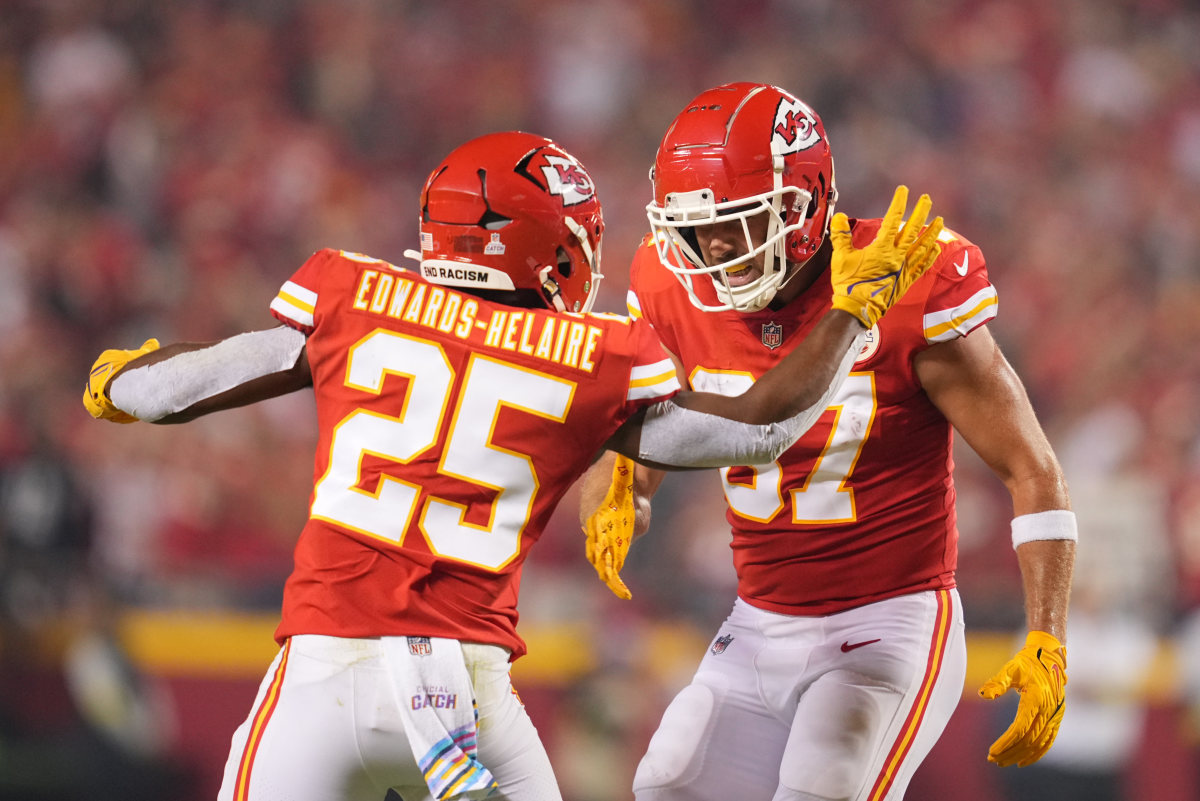 Chiefs tight end Travis Kelce (87) celebrates with running back Clyde Edwards-Helaire (25) at Arrowhead Stadium on Oct. 10, 2022.