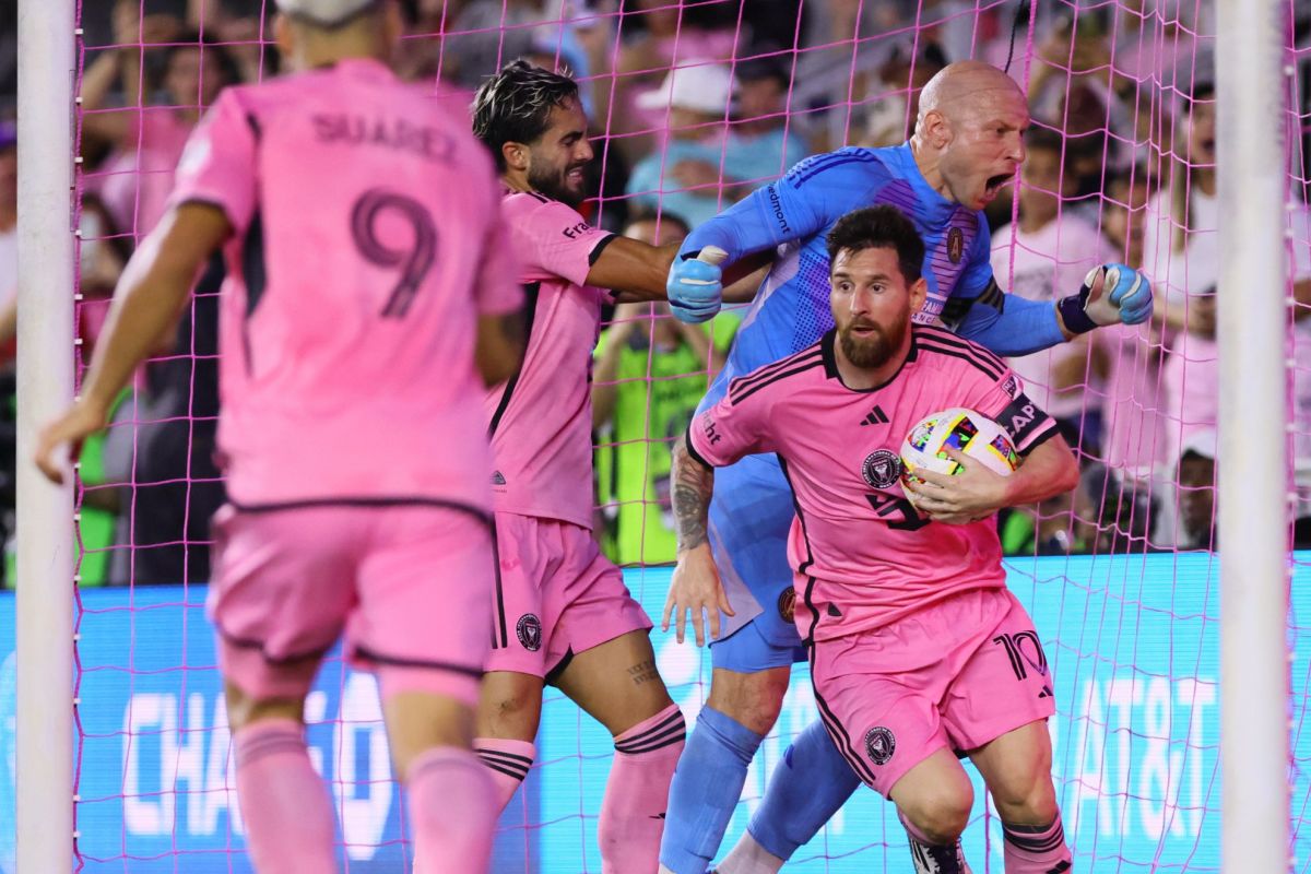 Messi anota un golazo con Luis Suárez, pero no se pudo concretar la remontada | Foto: CNN   