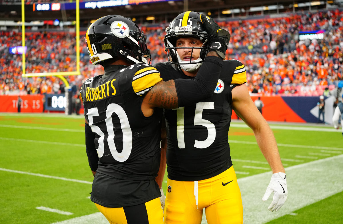 Sep 15, 2024; Denver, Colorado, USA; Pittsburgh Steelers linebacker Elandon Roberts (50) congratulates wide receiver Ben Skowronek (15) after a special team tackle in the fourth quarter against the Denver Broncos at Empower Field at Mile High.